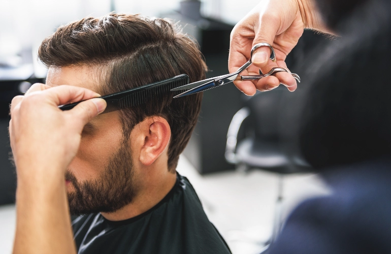 strzyżenie mężczyzny u fryzjera